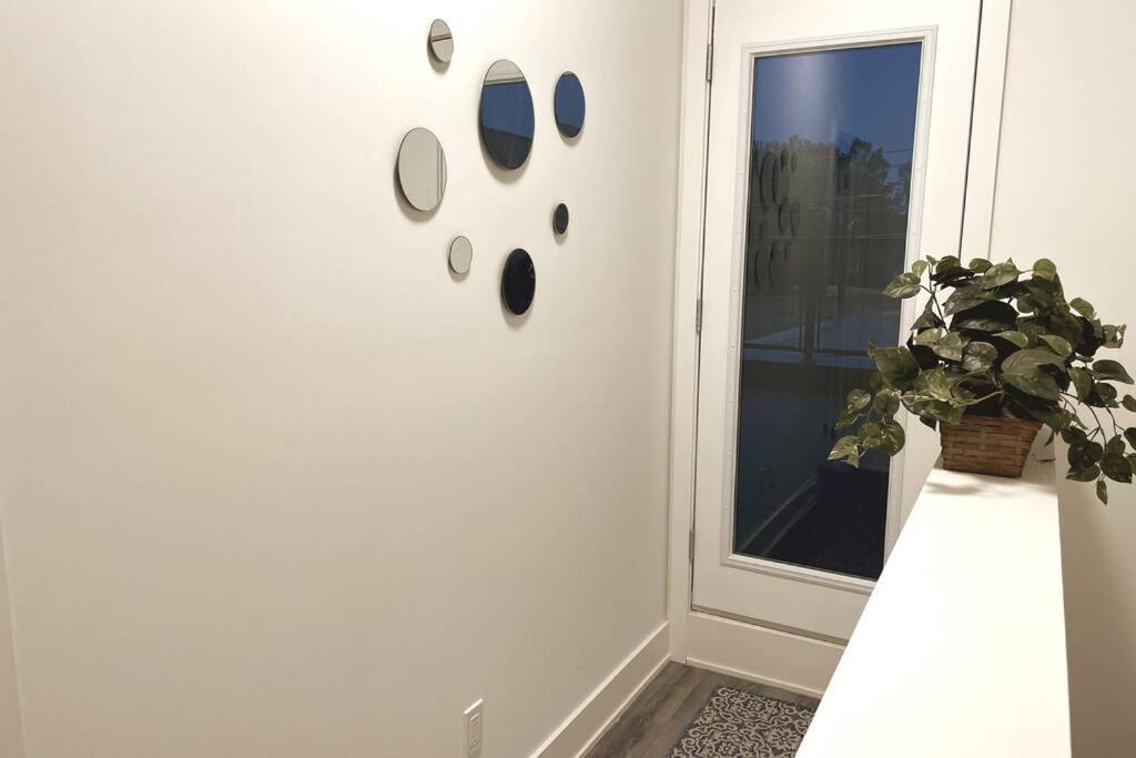 Exquisite, Bright & Modern Condo - Free Parking