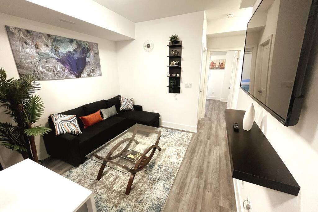 Exquisite, Bright & Modern Condo - Free Parking