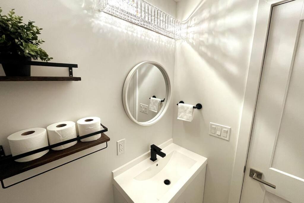 Exquisite, Bright & Modern Condo - Free Parking