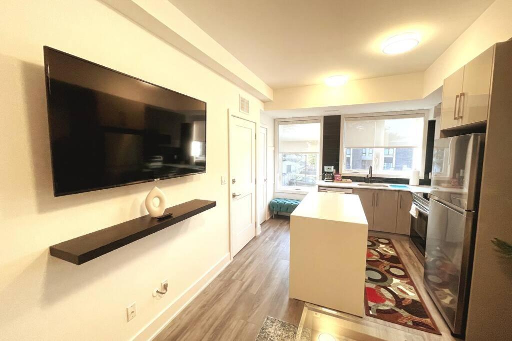 Exquisite, Bright & Modern Condo - Free Parking