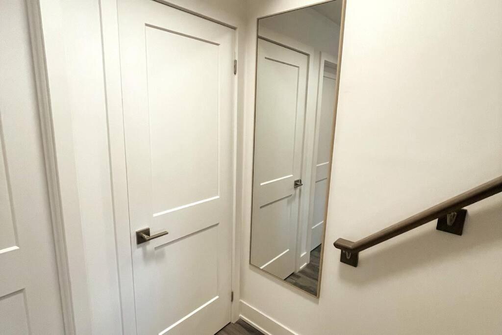 Exquisite, Bright & Modern Condo - Free Parking