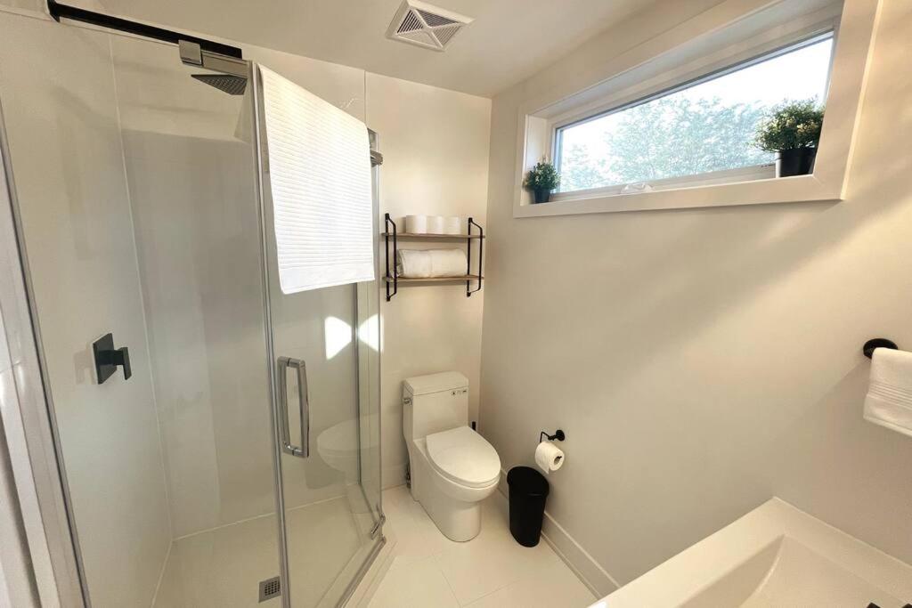 Exquisite, Bright & Modern Condo - Free Parking