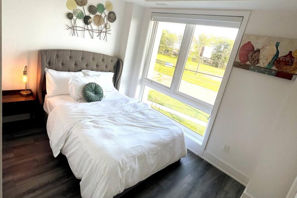 Exquisite, Bright & Modern Condo - Free Parking