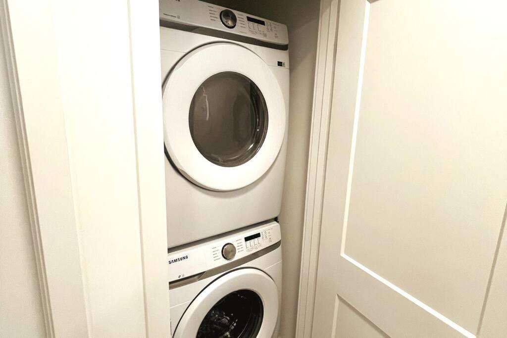 Exquisite, Bright & Modern Condo - Free Parking