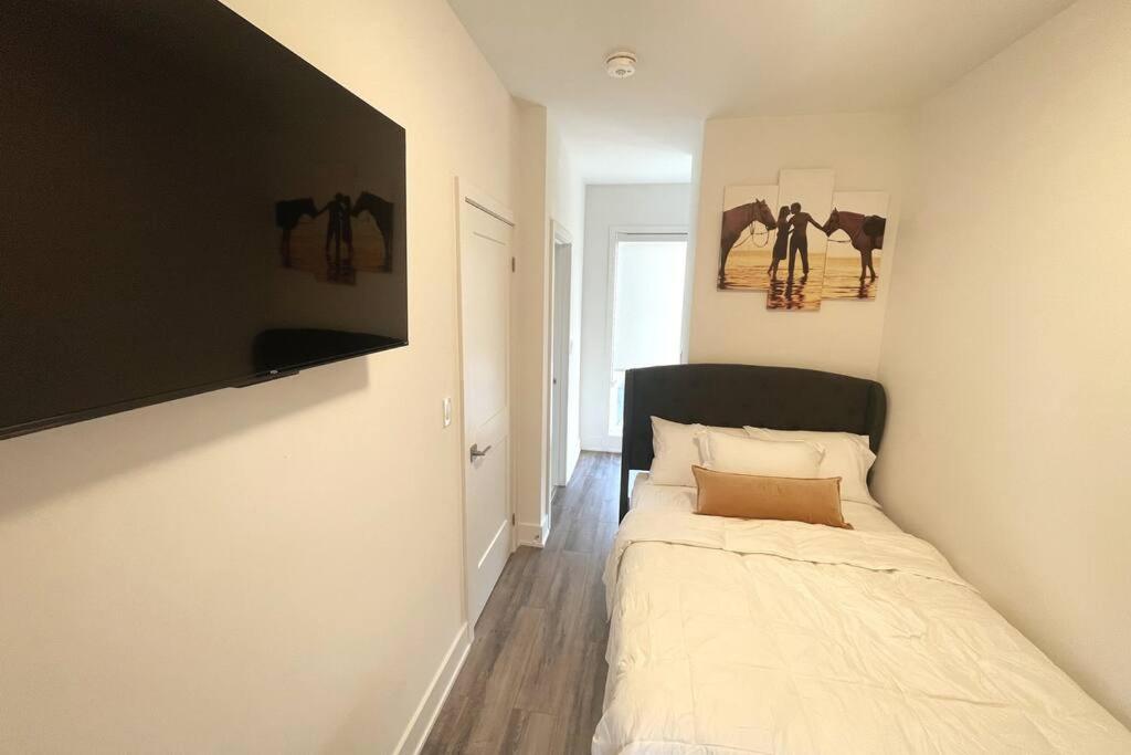 Exquisite, Bright & Modern Condo - Free Parking