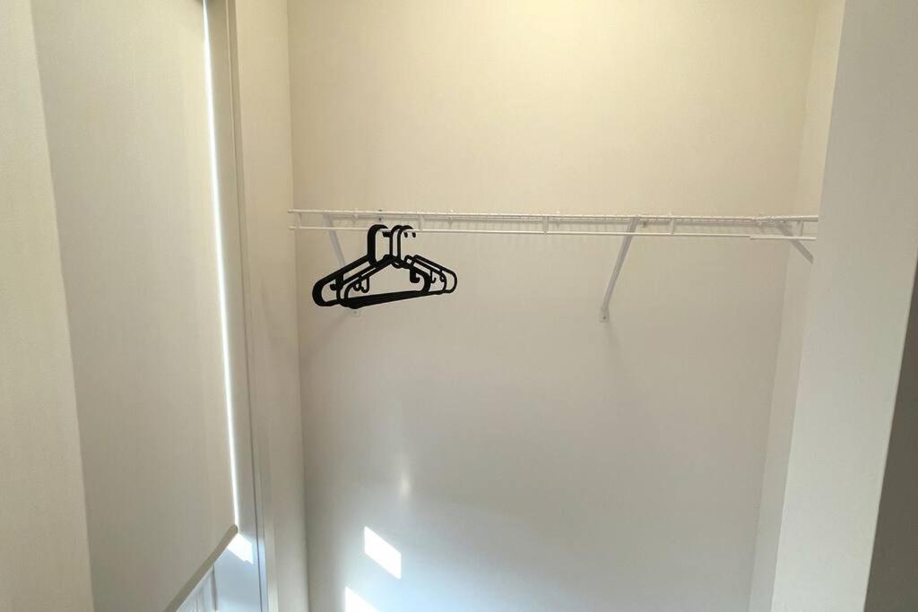 Exquisite, Bright & Modern Condo - Free Parking