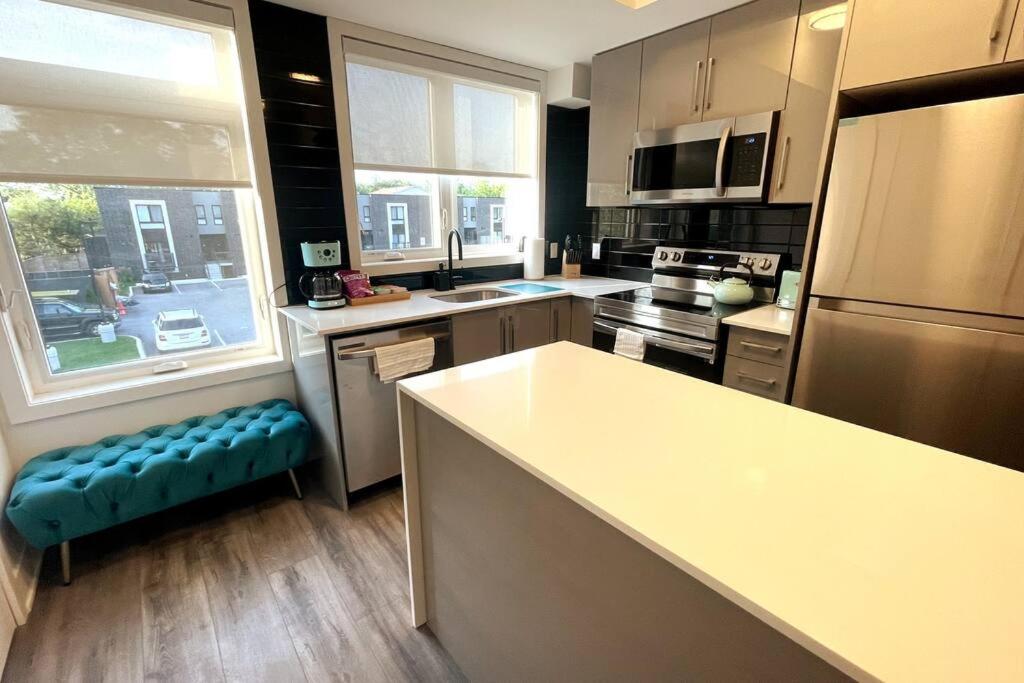Exquisite, Bright & Modern Condo - Free Parking