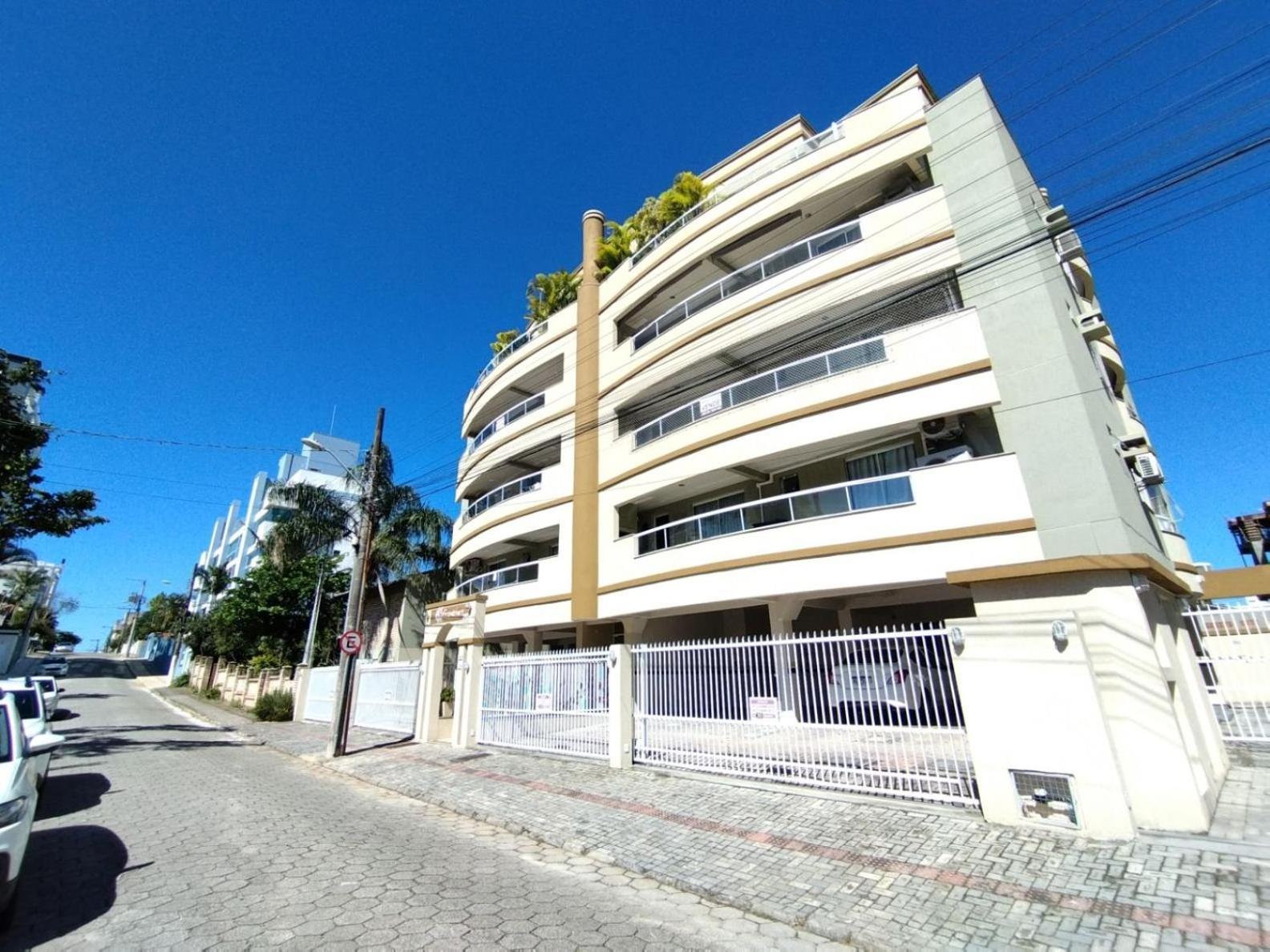 Apartamento 400m da Praia de Bombas - 2 dorms 6 pessoas