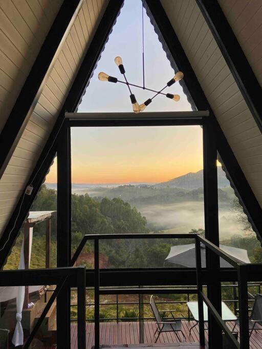 Cabana Raízes: A-Frame com vista para as montanhas