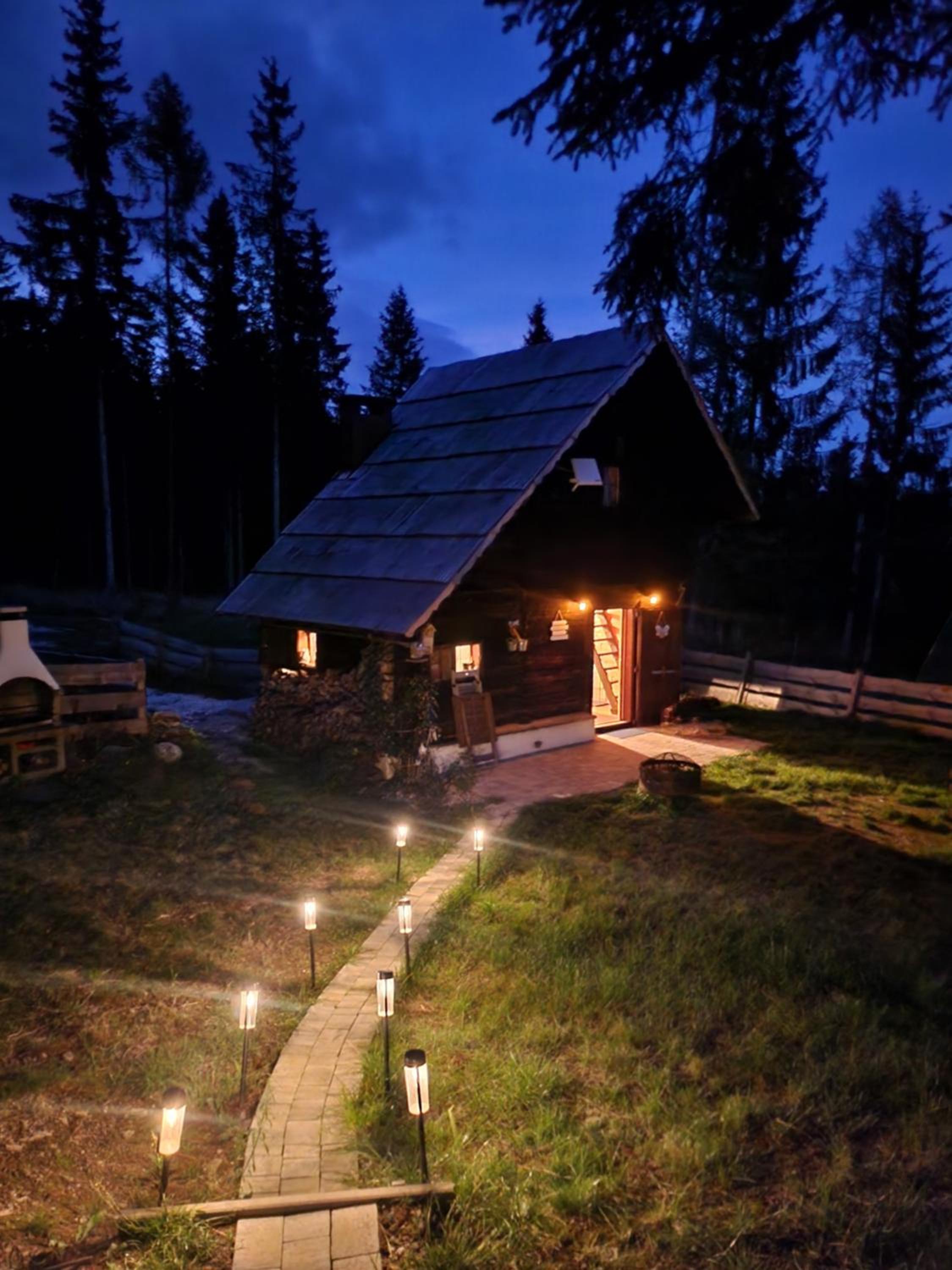 Urige Waldbienenhütte