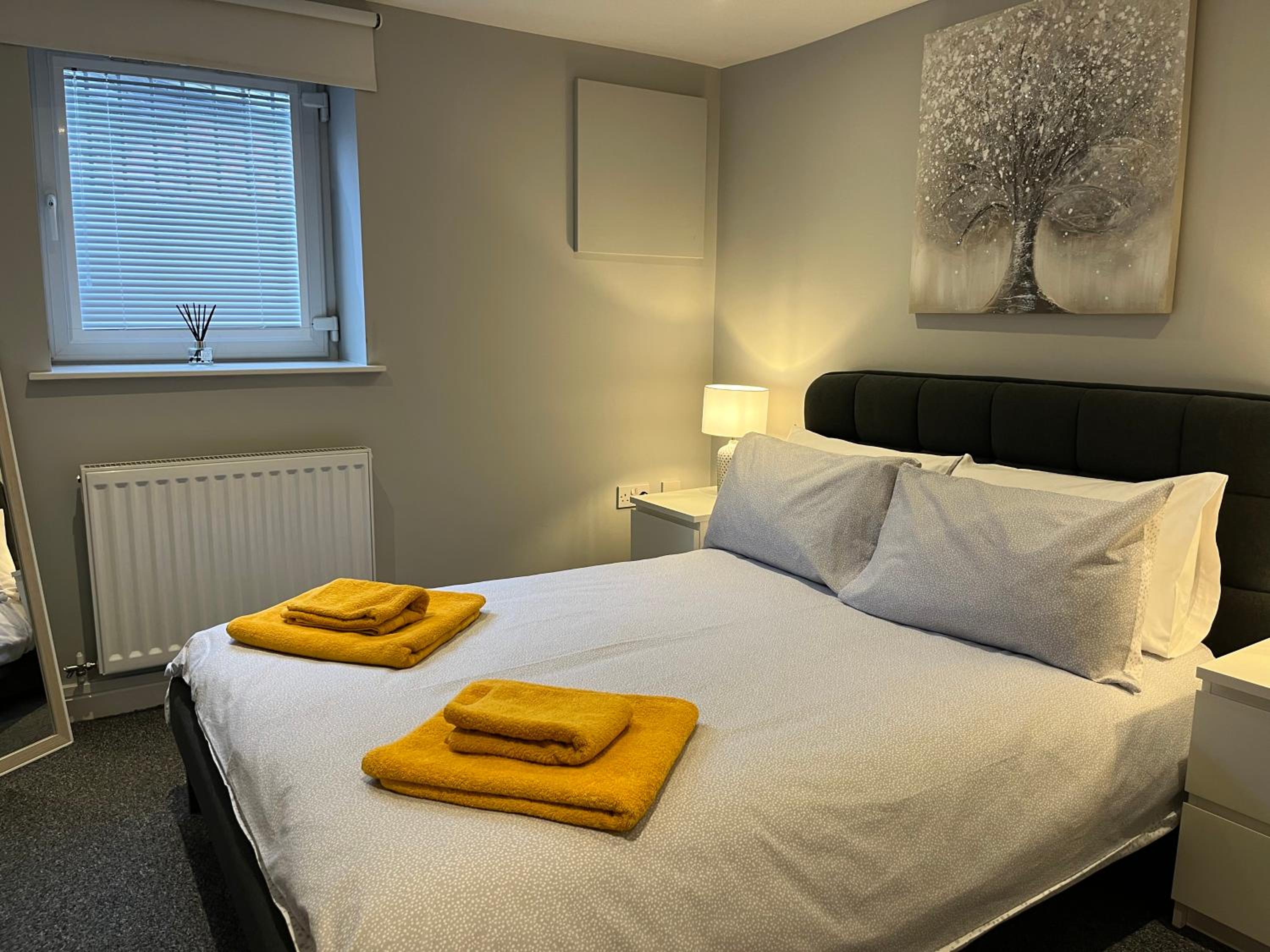 Stylish 1 Bedroom, 2 bed Basement Flat With Free Parking view 2