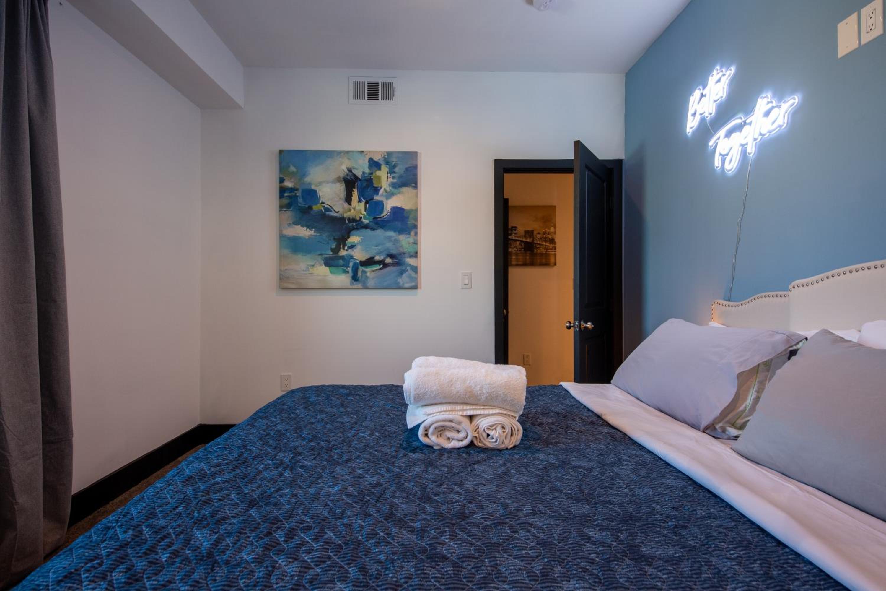 Spacious Luxury Villas in the heart of LA! Free parking and Jacuzzi