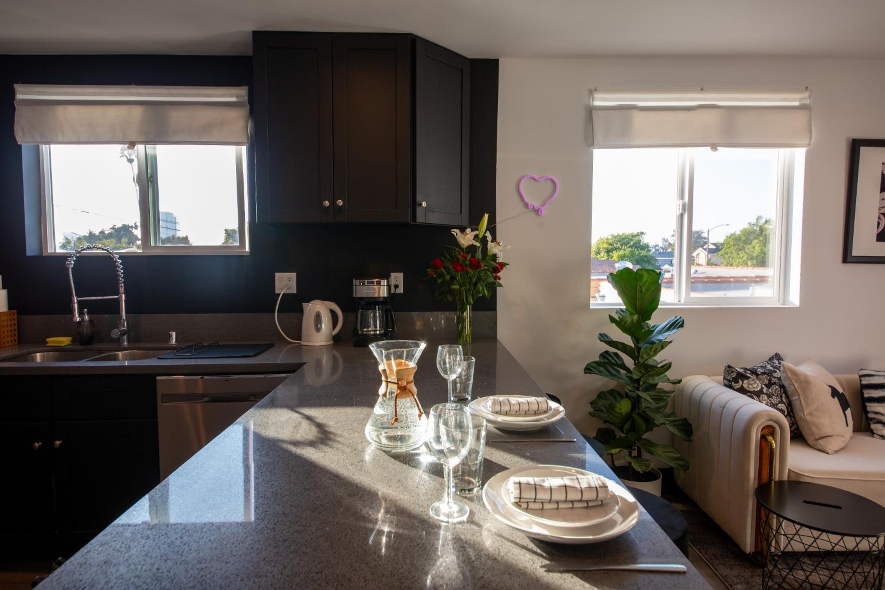 Spacious Luxury Villas in the heart of LA! Free parking and Jacuzzi