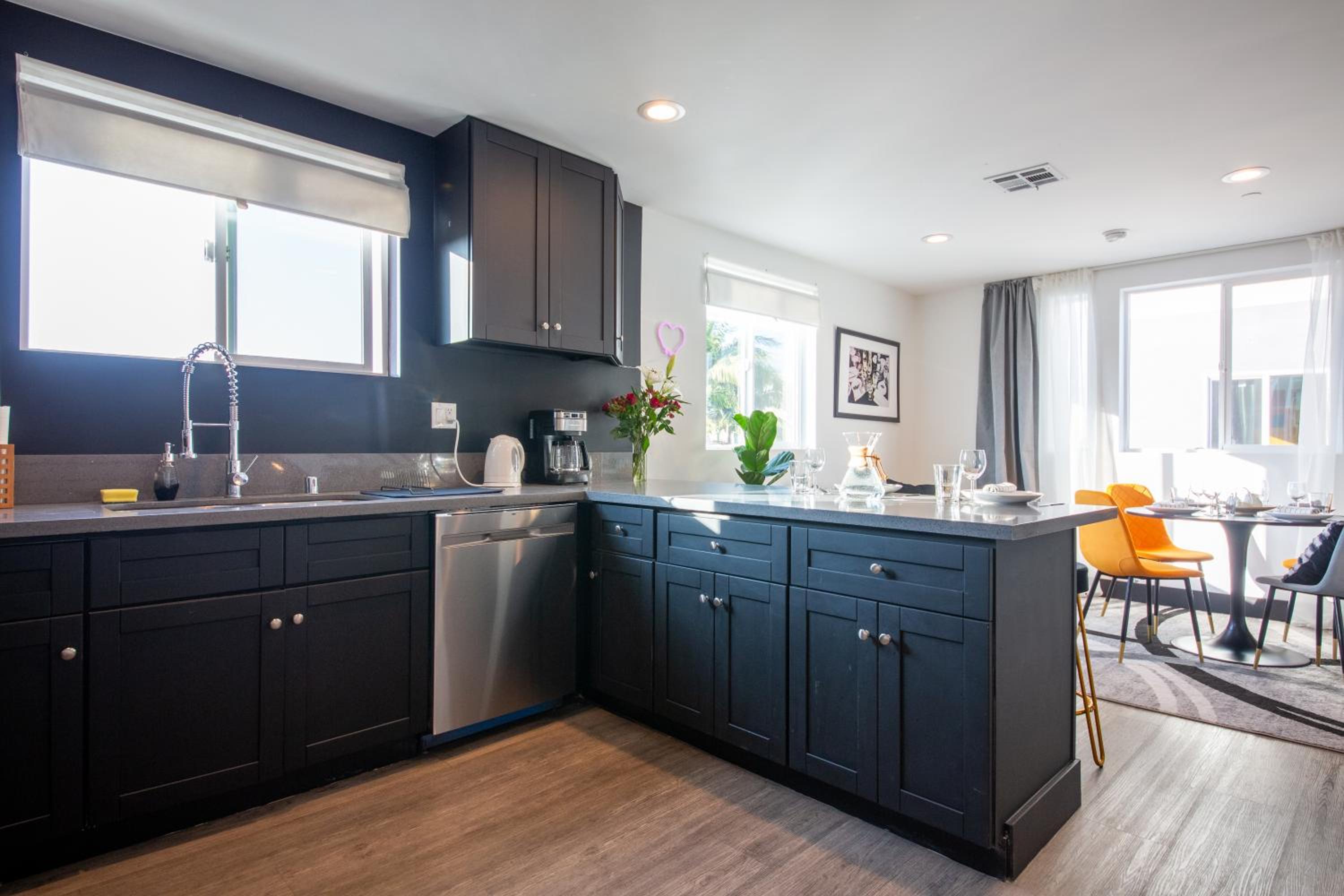 Spacious Luxury Villas in the heart of LA! Free parking and Jacuzzi