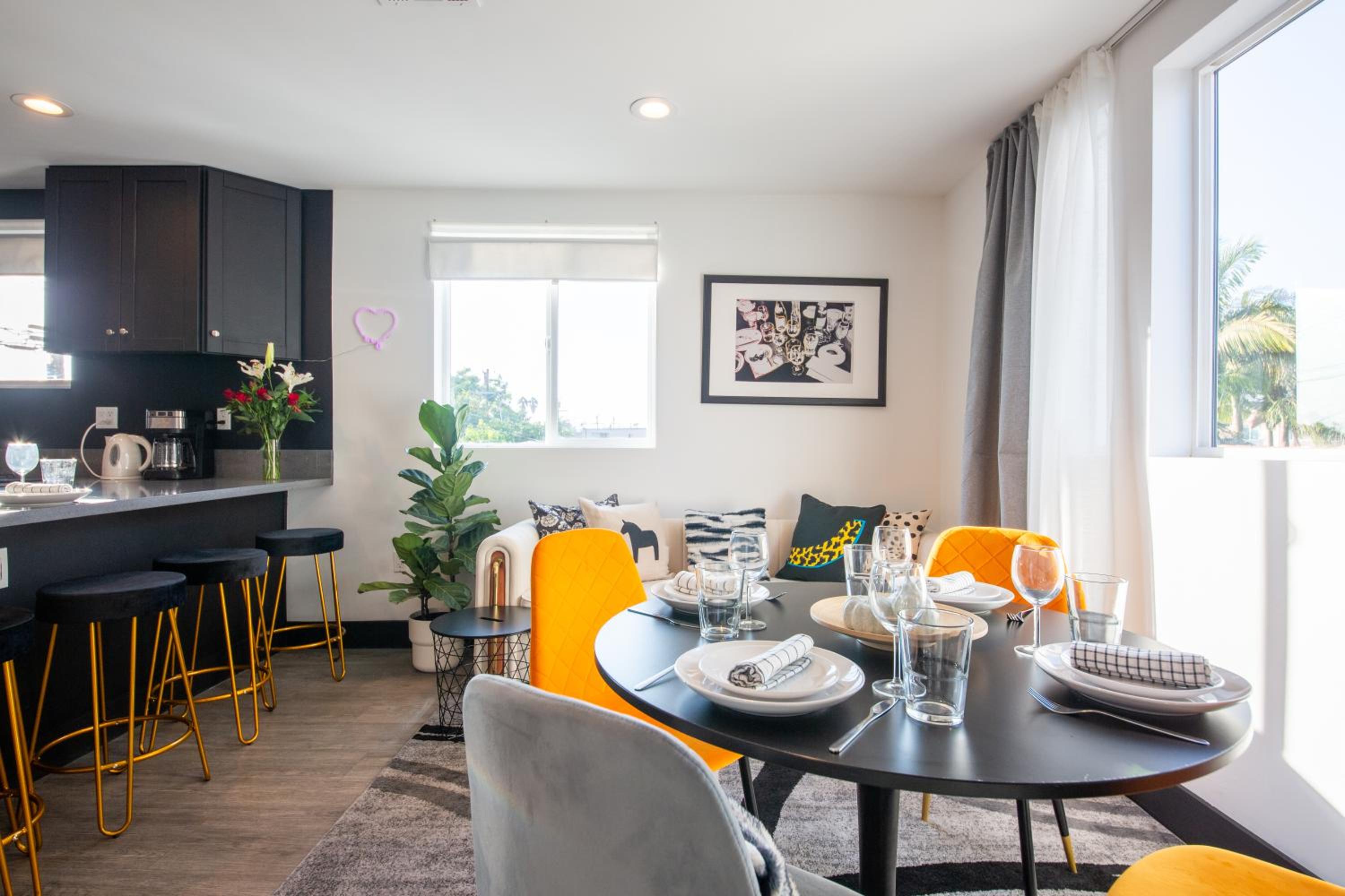 Spacious Luxury Villas in the heart of LA! Free parking and Jacuzzi