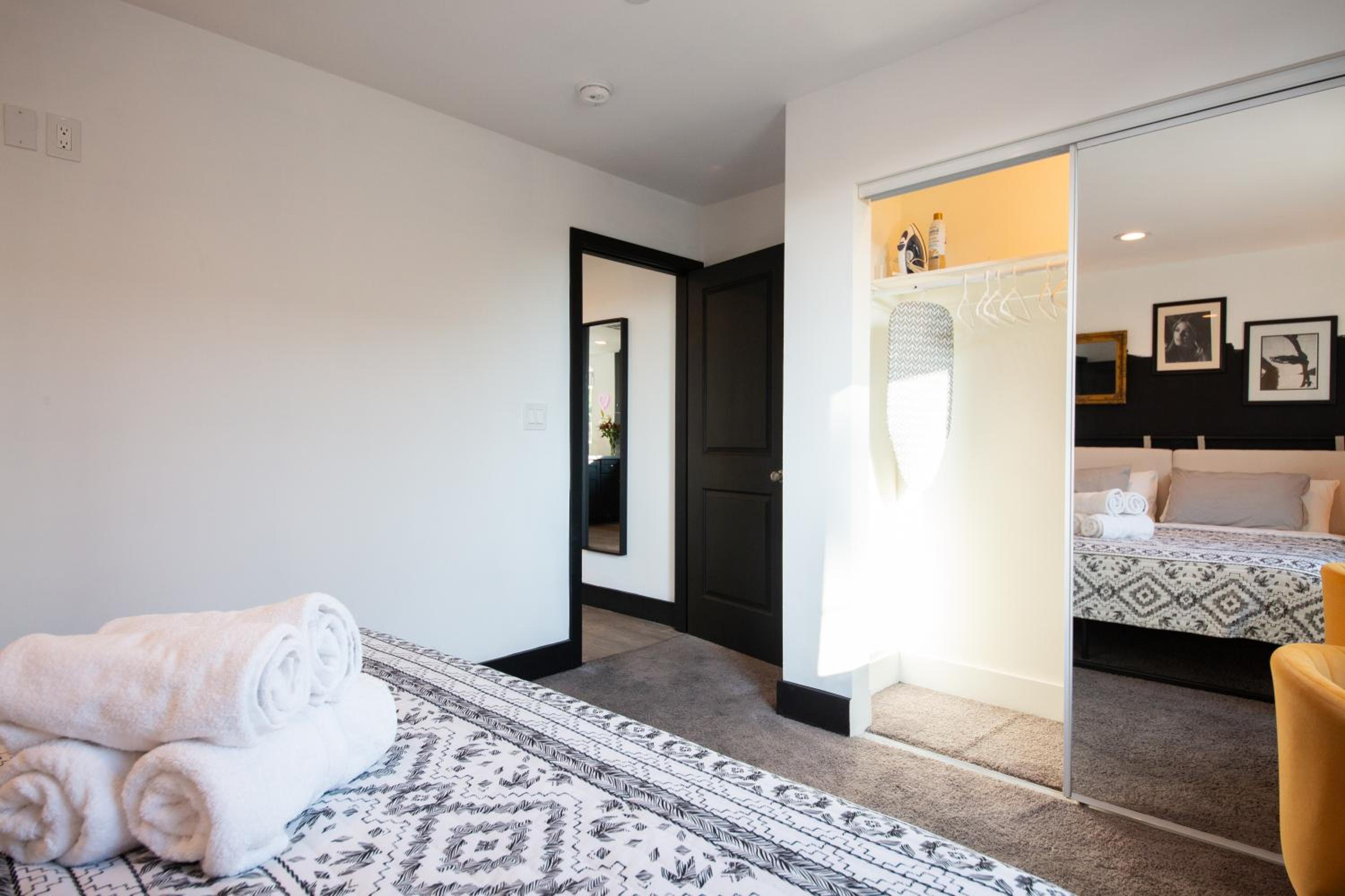 Spacious Luxury Villas in the heart of LA! Free parking and Jacuzzi