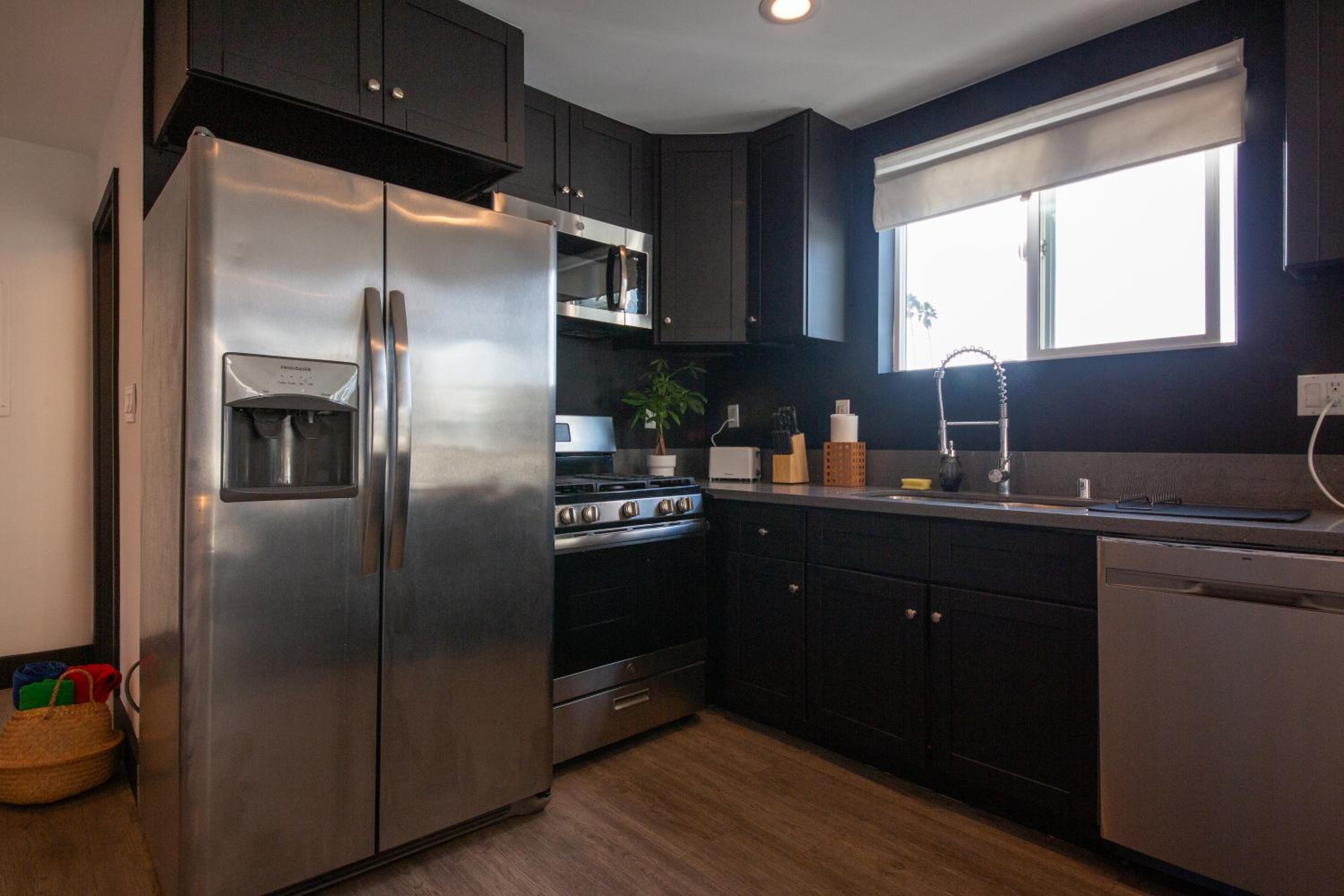 Spacious Luxury Villas in the heart of LA! Free parking and Jacuzzi