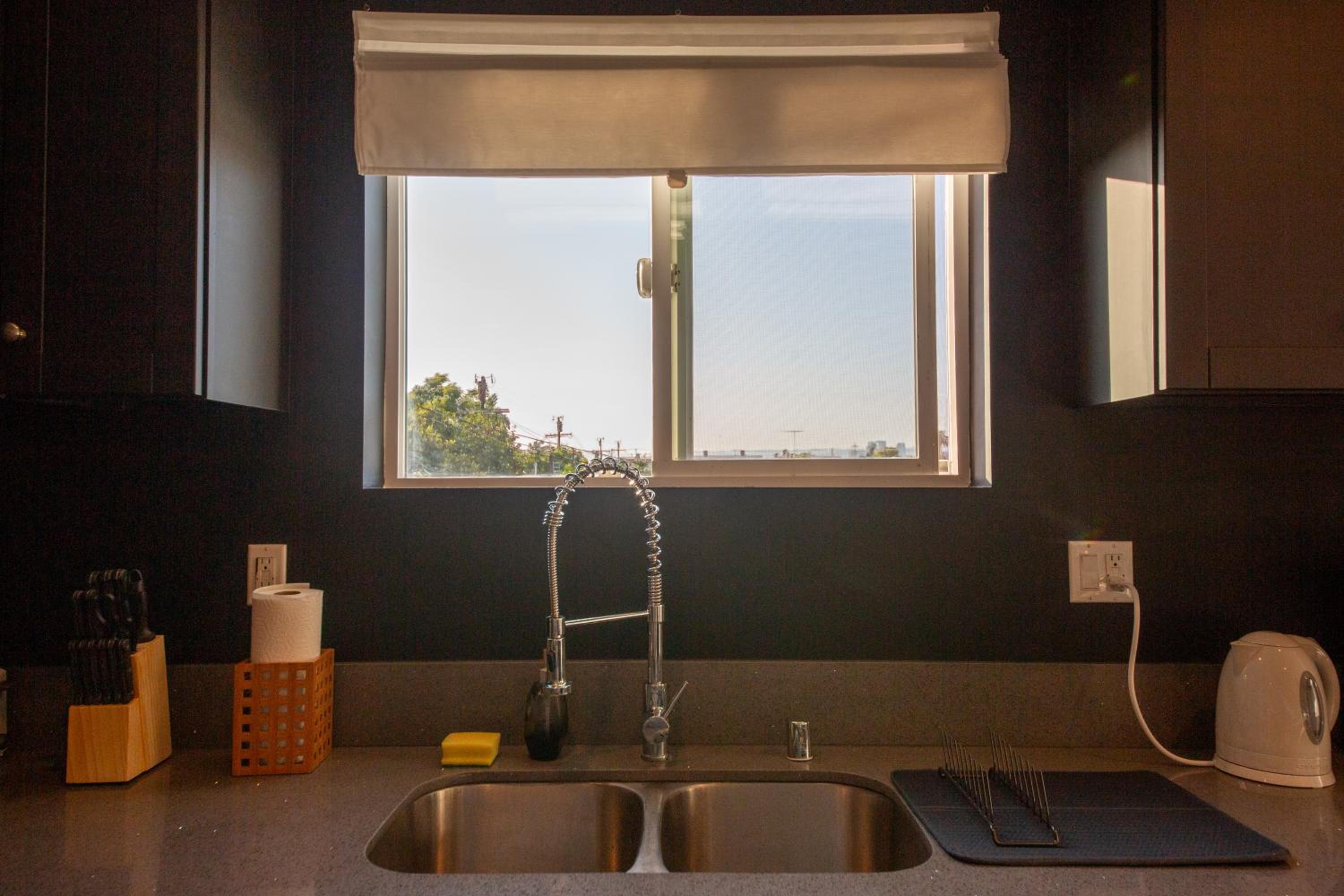 Spacious Luxury Villas in the heart of LA! Free parking and Jacuzzi