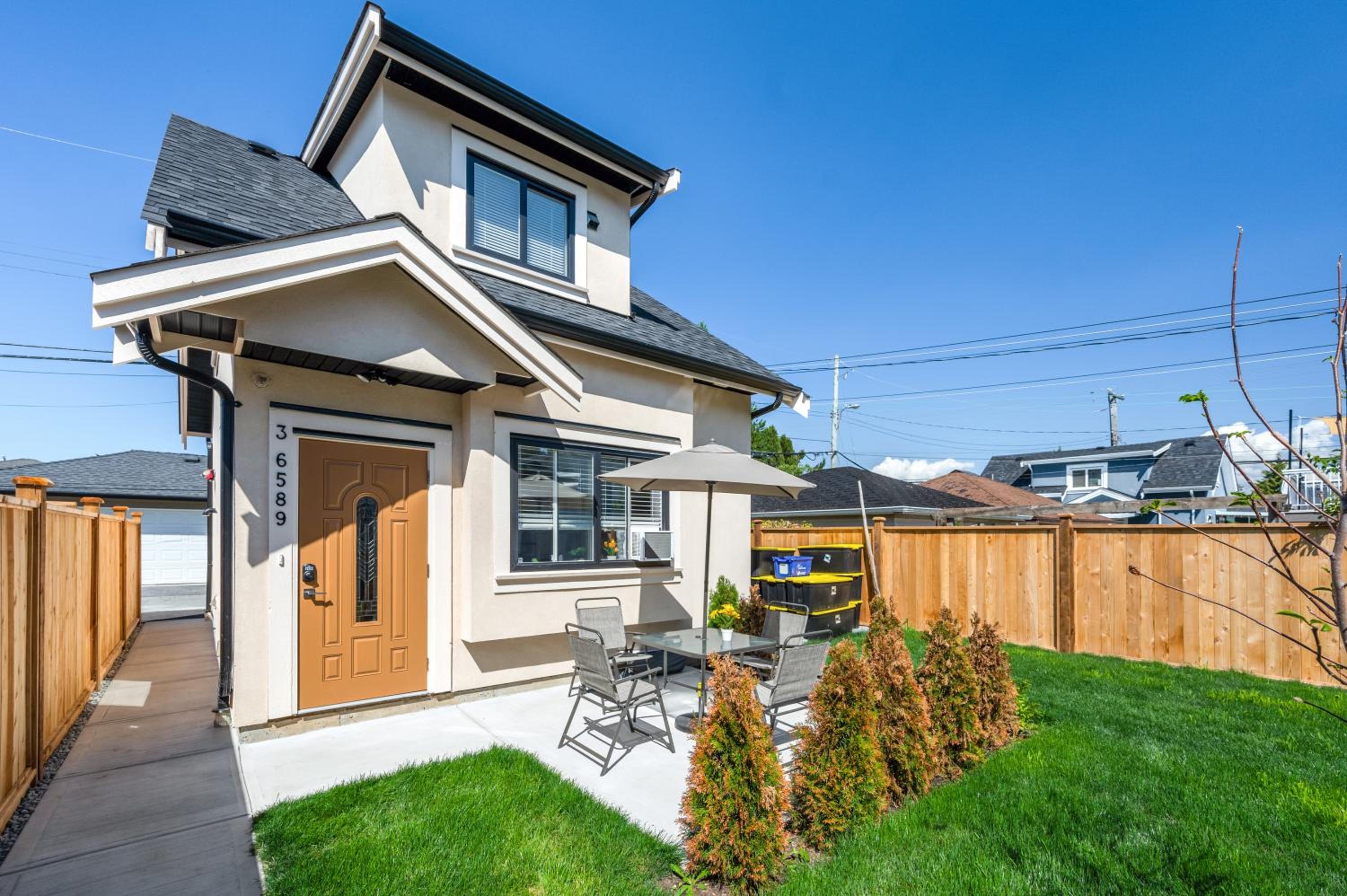 Three bedrooms new laneway house near public transit & FIFA training site