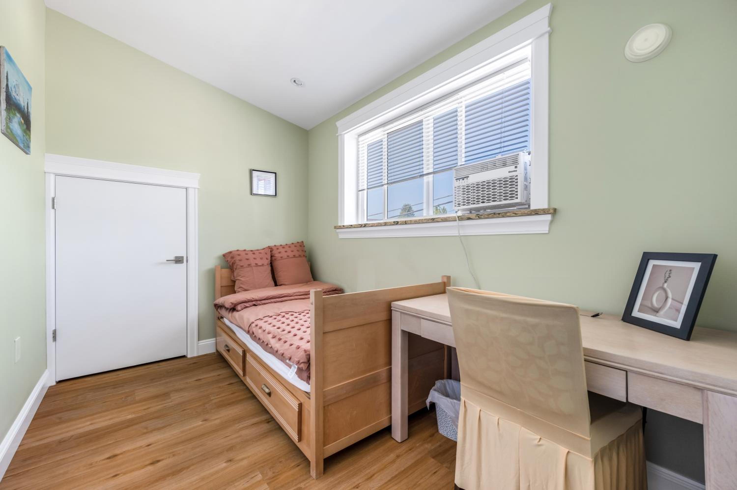 Three bedrooms new laneway house near public transit & FIFA training site