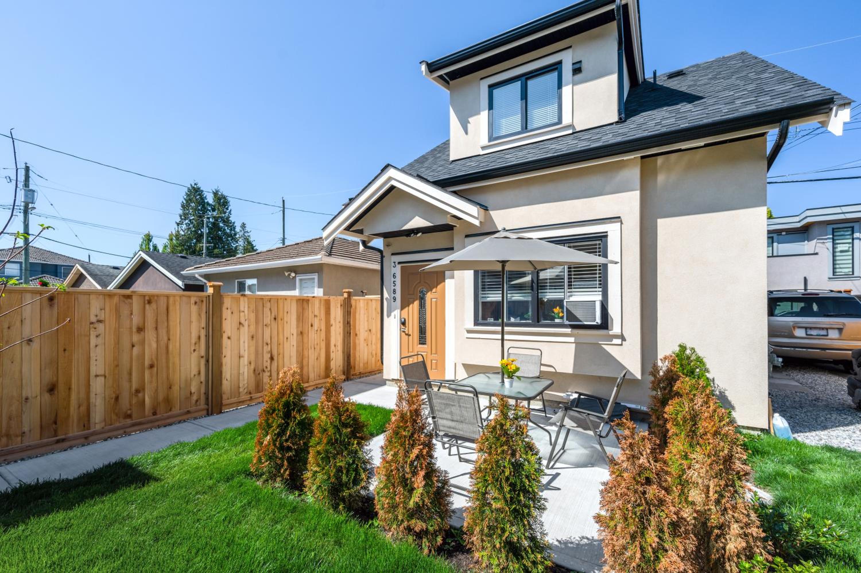 Three bedrooms new laneway house near public transit & FIFA training site