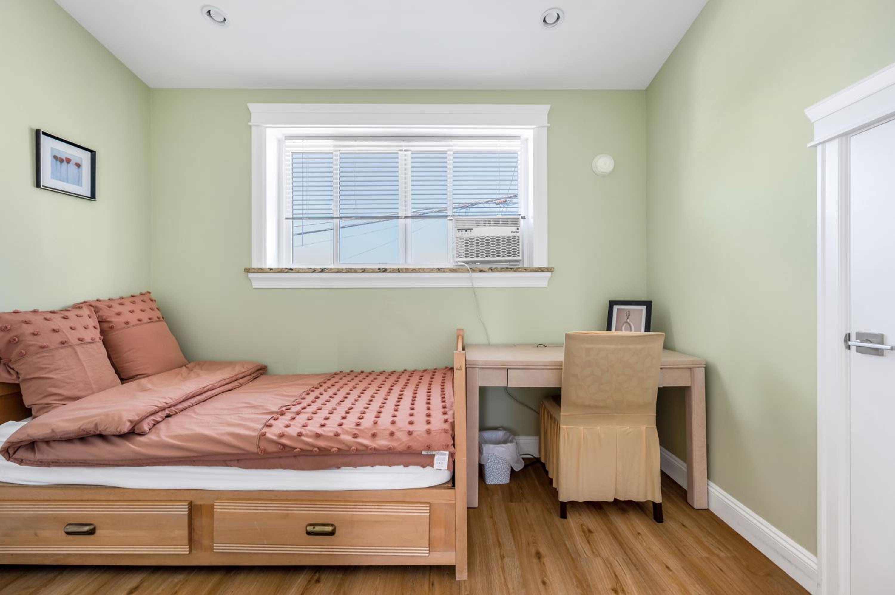 Three bedrooms new laneway house near public transit & FIFA training site
