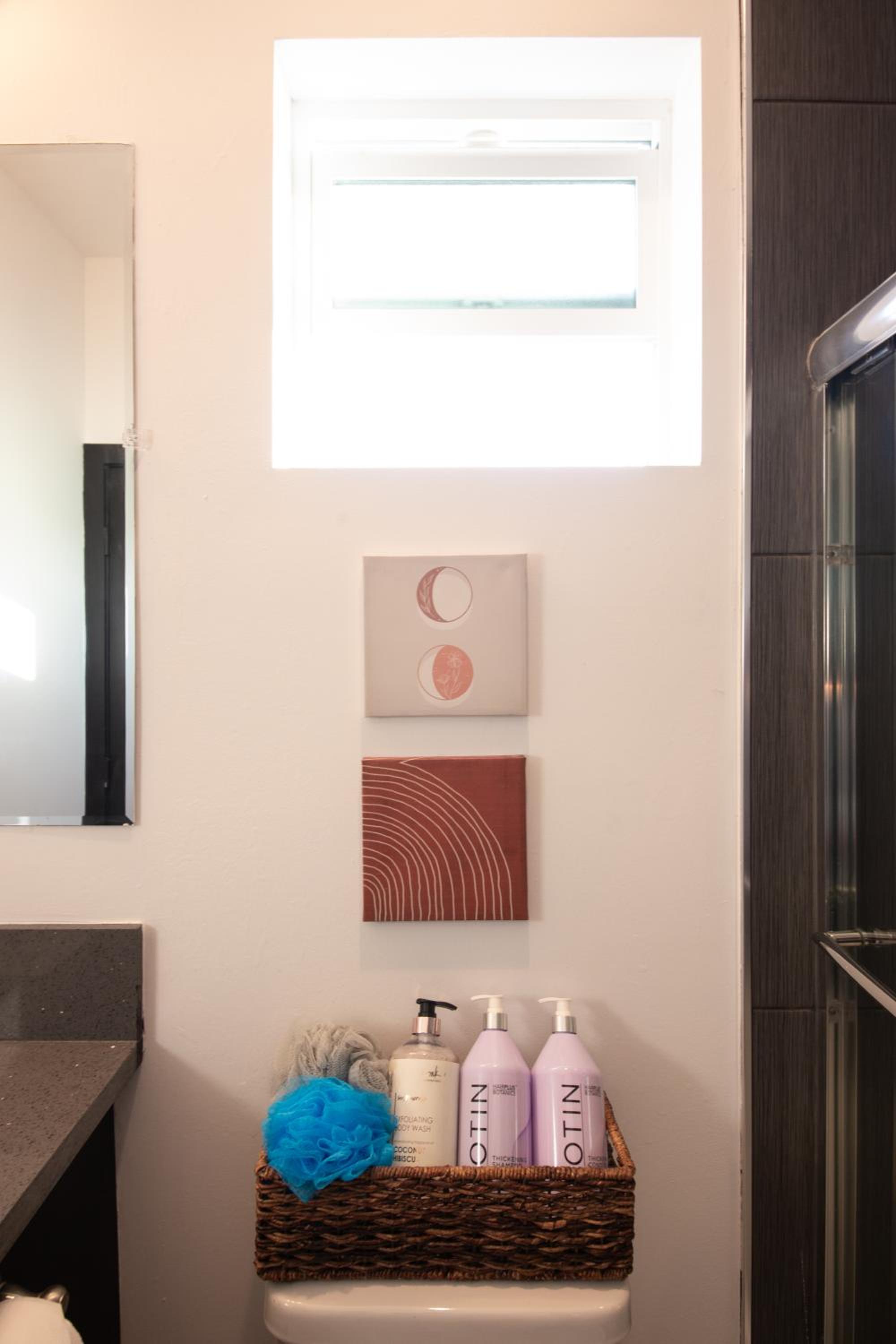 Spacious Luxury Villas in the heart of LA! Free parking and Jacuzzi