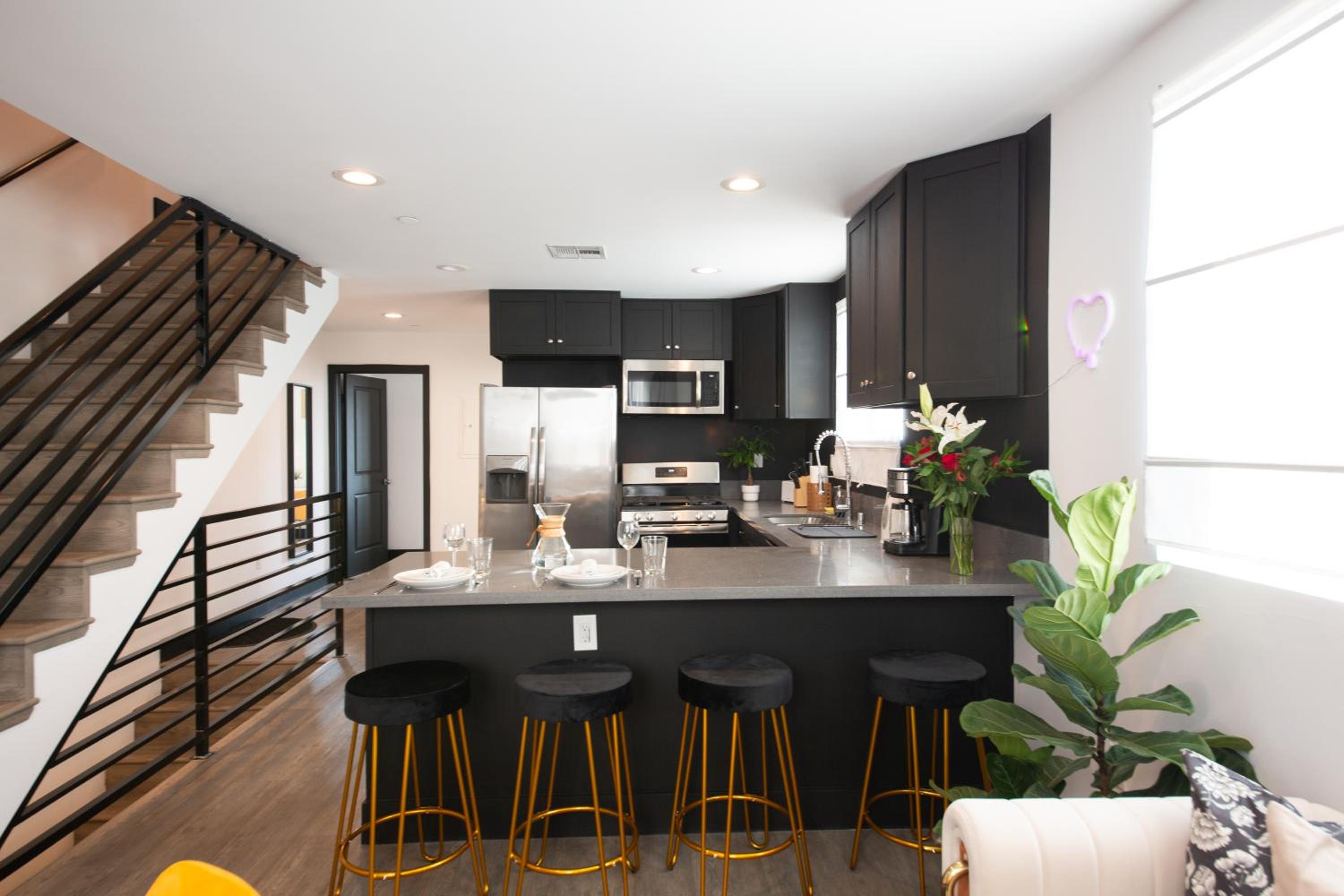Spacious Luxury Villas in the heart of LA! Free parking and Jacuzzi