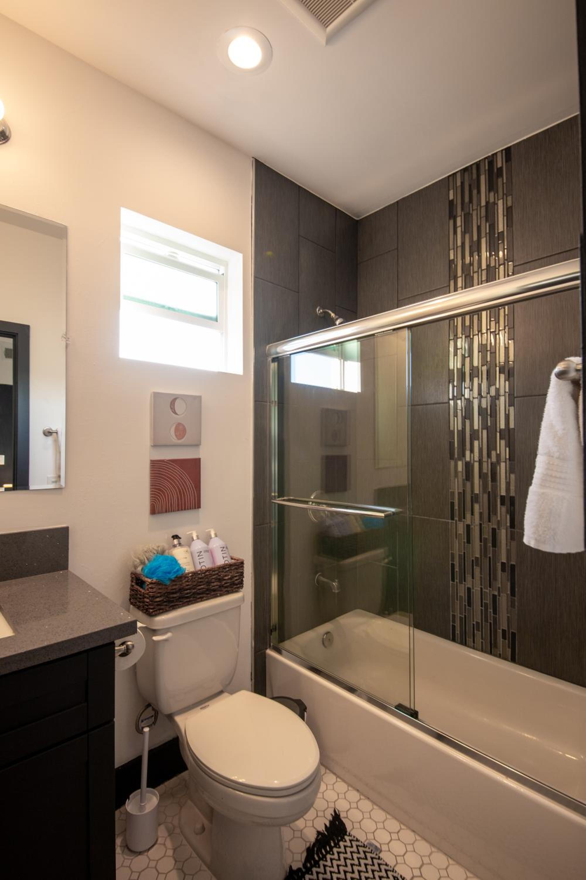 Spacious Luxury Villas in the heart of LA! Free parking and Jacuzzi