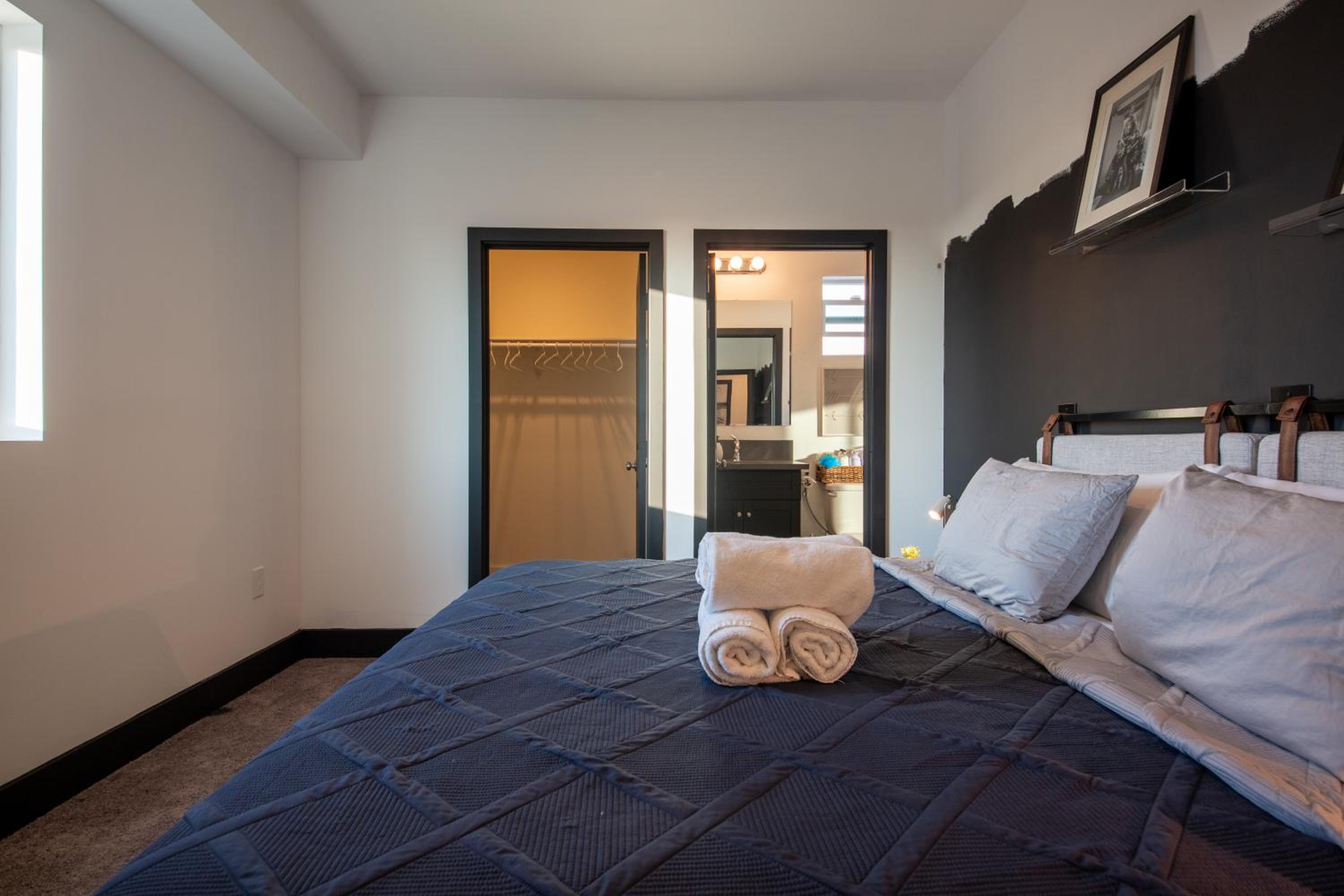 Spacious Luxury Villas in the heart of LA! Free parking and Jacuzzi