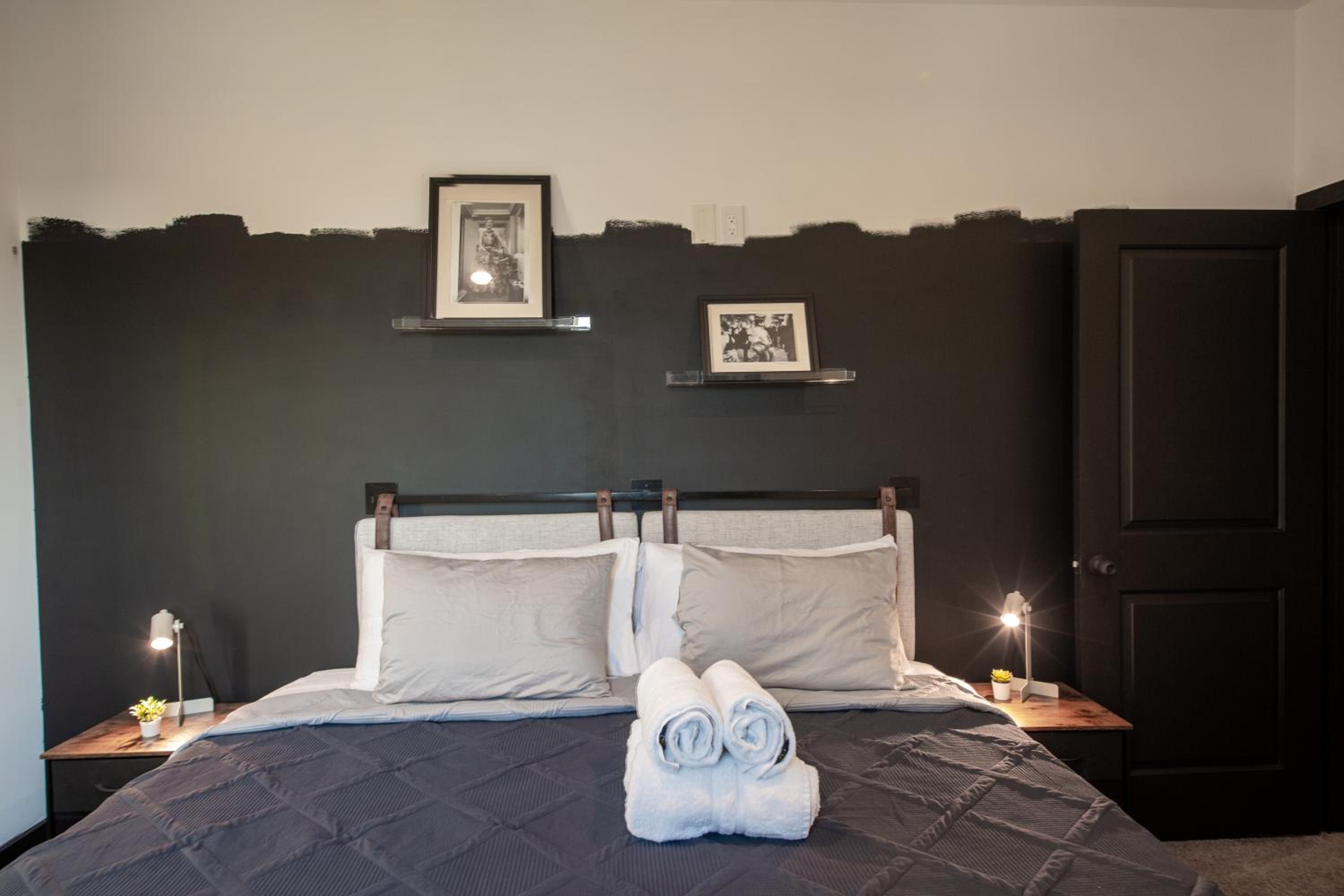Spacious Luxury Villas in the heart of LA! Free parking and Jacuzzi