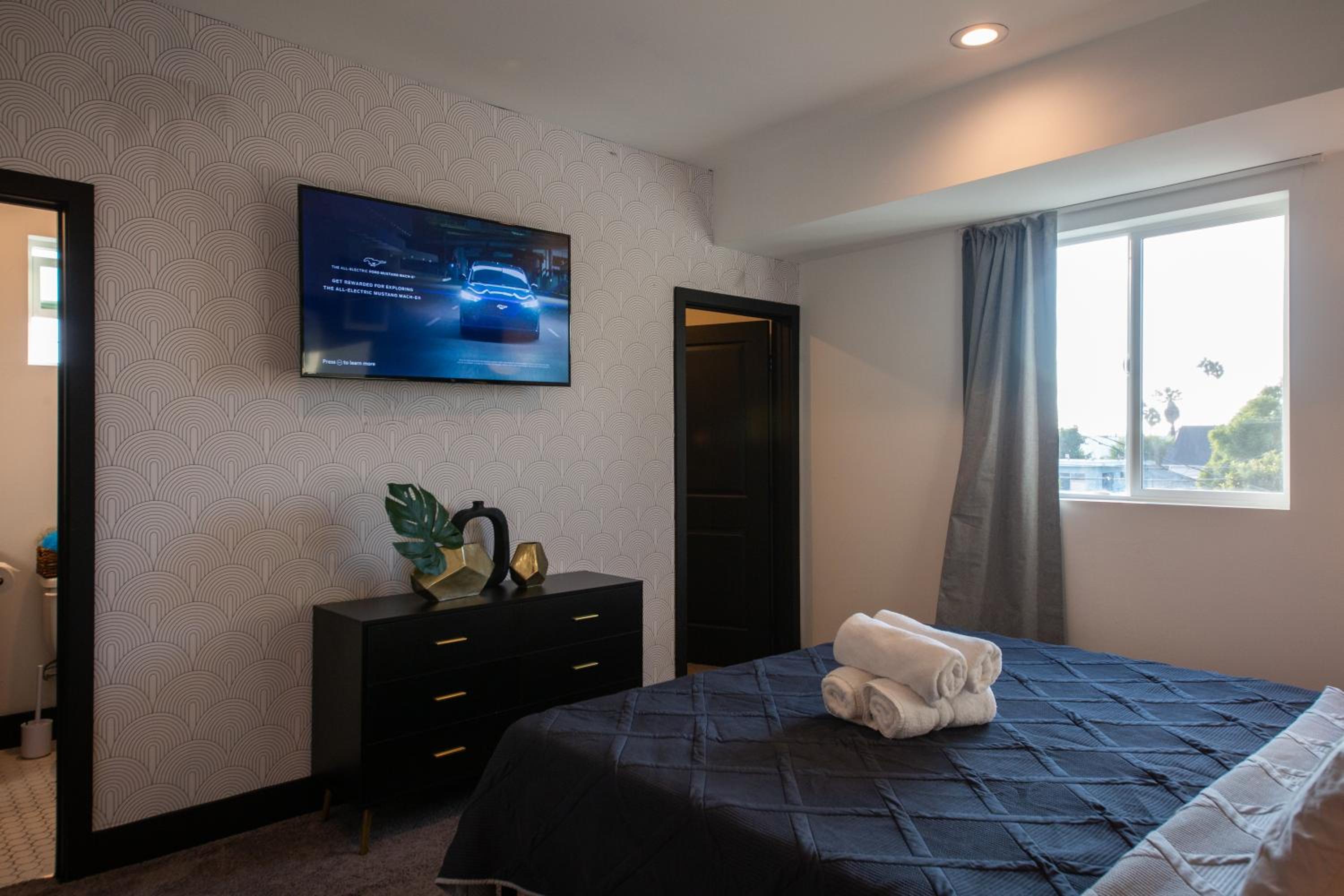 Spacious Luxury Villas in the heart of LA! Free parking and Jacuzzi