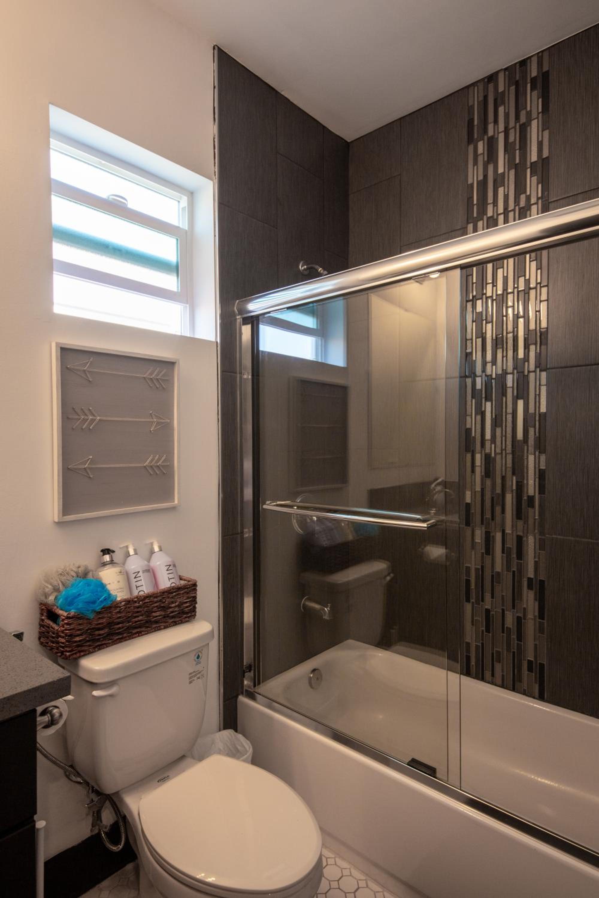 Spacious Luxury Villas in the heart of LA! Free parking and Jacuzzi