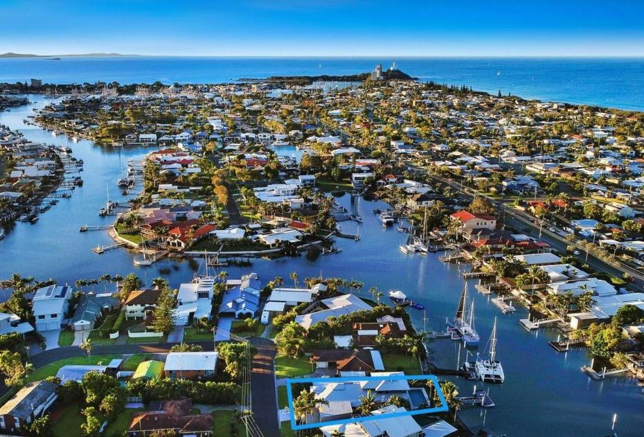 WATERFRONT HOME BORDERING MOOLOOLABA