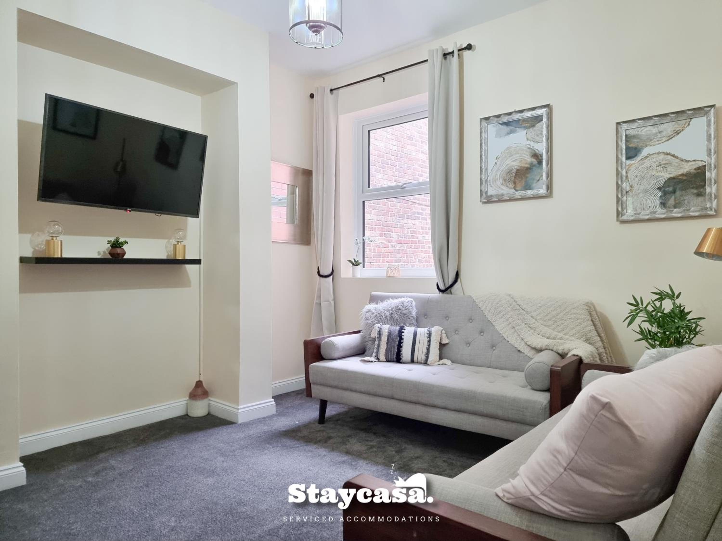 Spacious 5BR Home in Leafy Withington photo 3