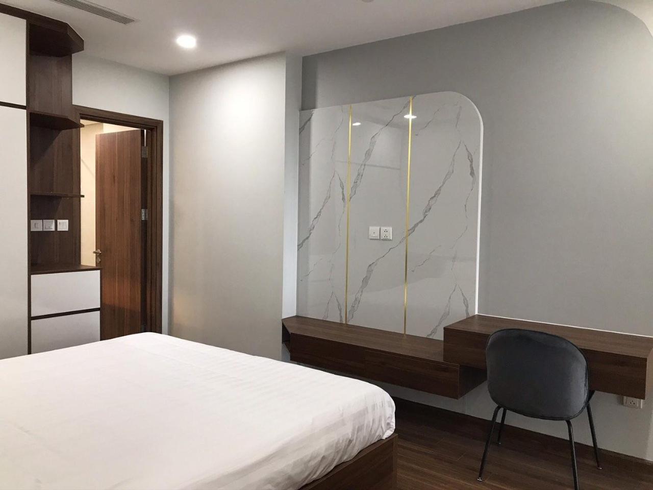 3 bedroom Golden Park Apartment near Cau Giay Park