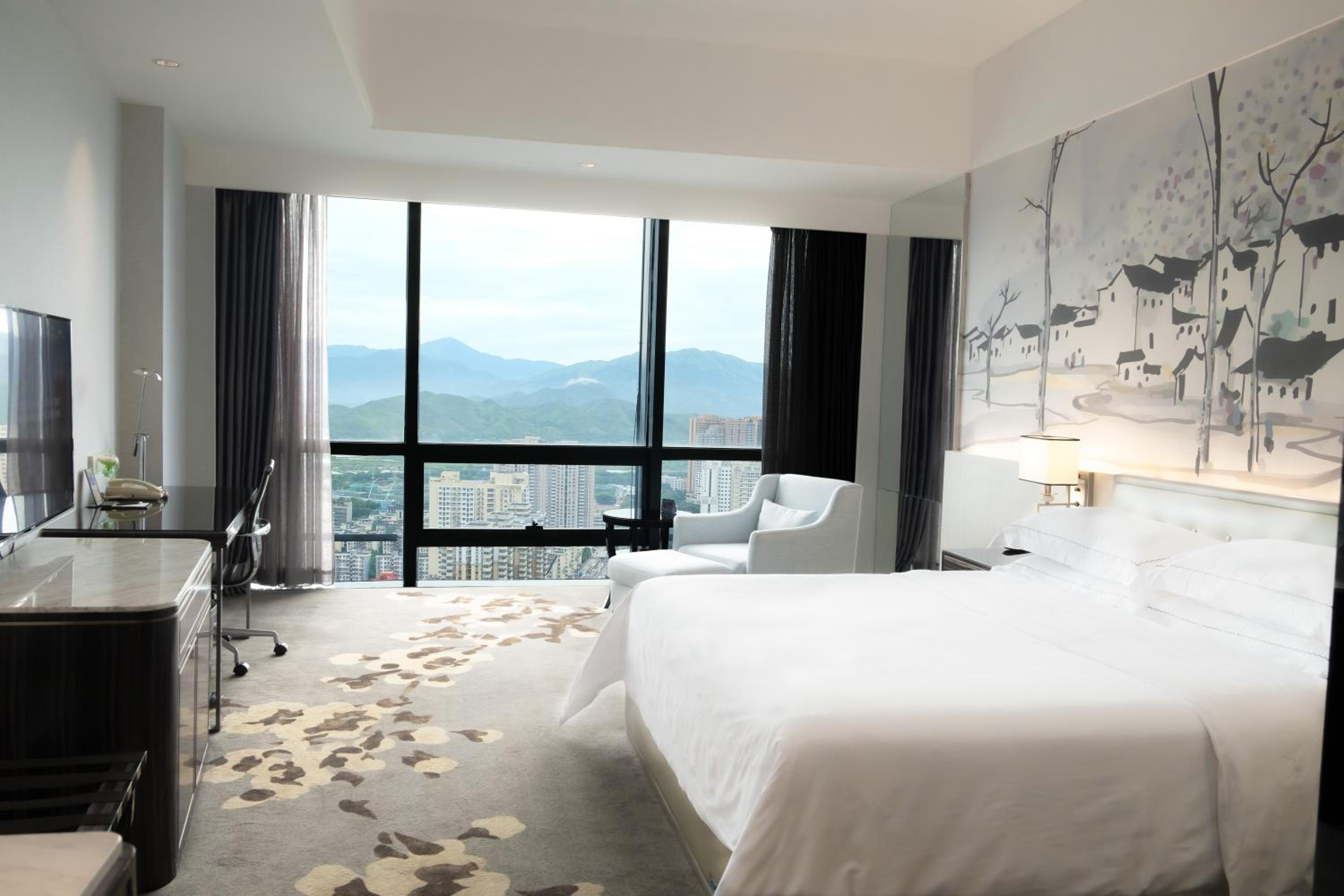 Hotel Huaqiang Plaza Hotel Shenzhen, Enjoy Complimentary Afternoon Tea & Mini Bar & Night Snack - Image 1