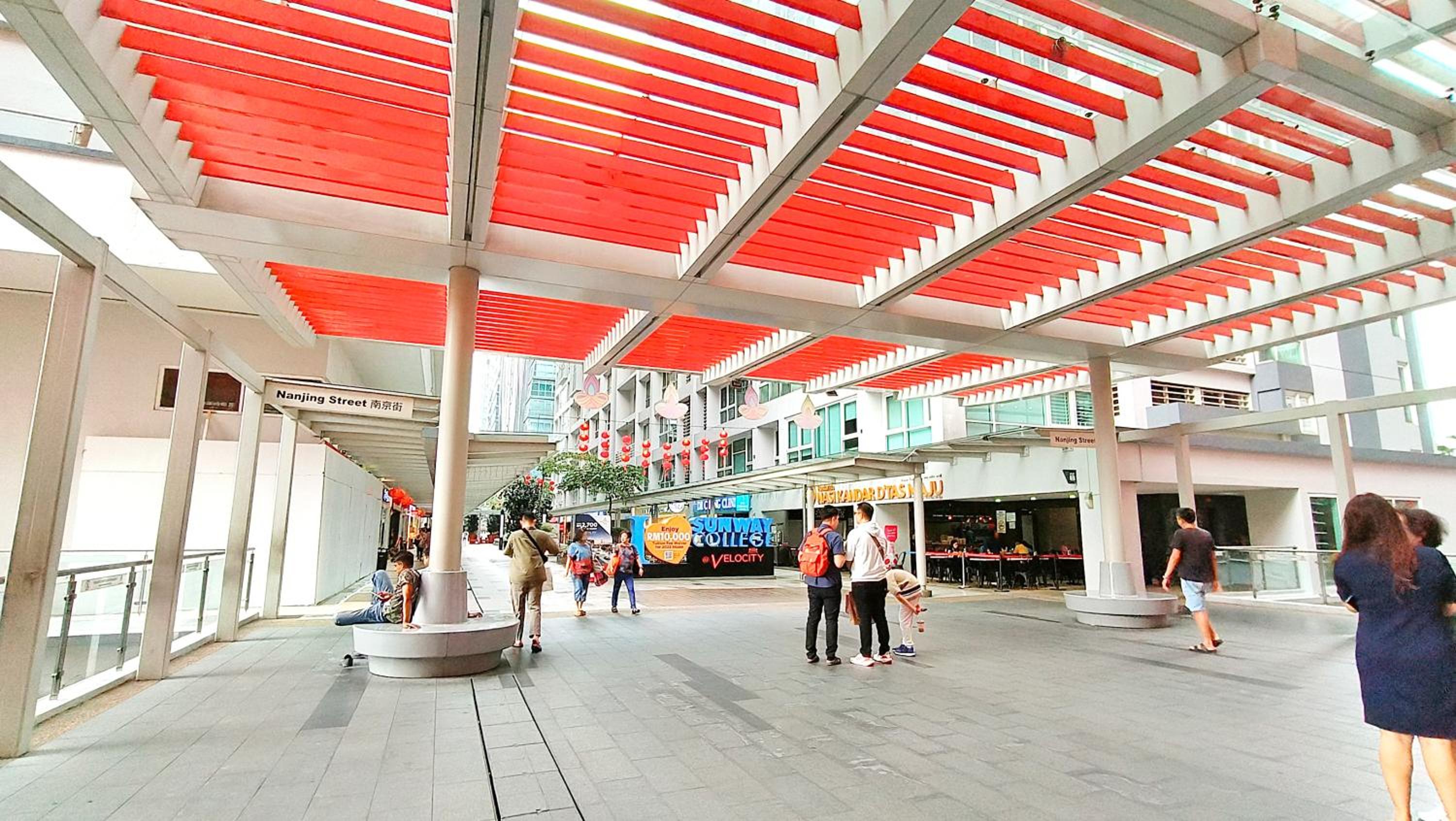 KL Sunway Velocity Two - Link Bridge to Velocity Mall & MRT - Spacious 3B-2R Apart for 6-8pax