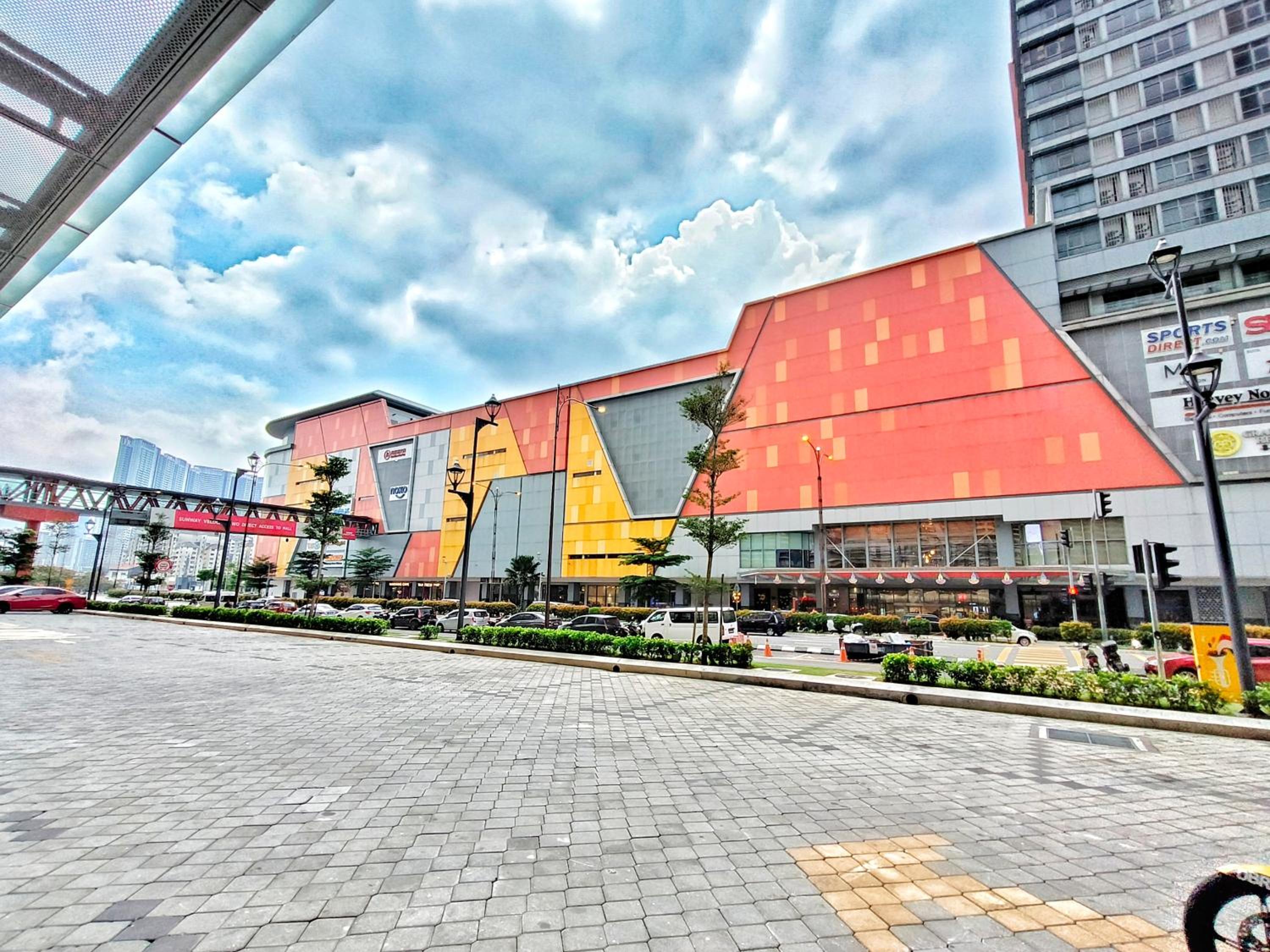 KL Sunway Velocity Two - Link Bridge to Velocity Mall & MRT - Spacious 3B-2R Apart for 6-8pax