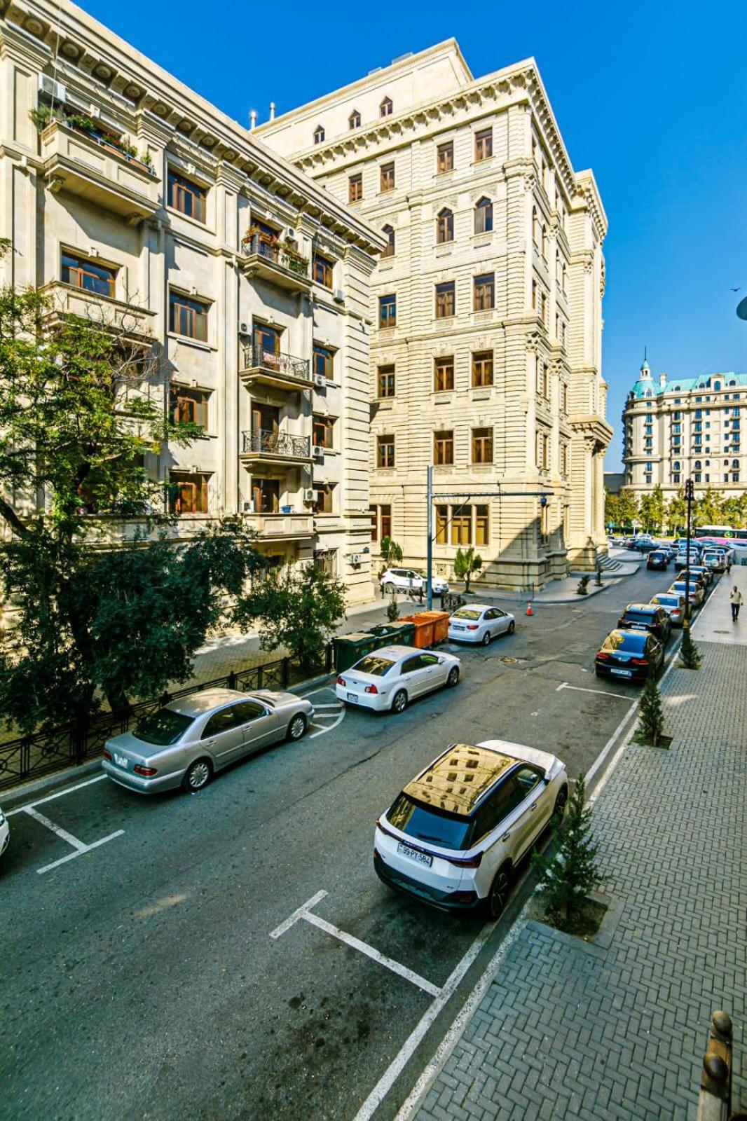 Azneft Square Deluxe Apartment