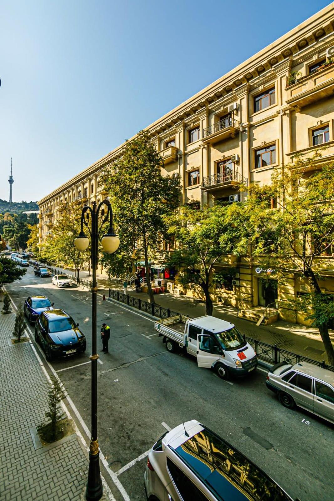 Azneft Square Deluxe Apartment