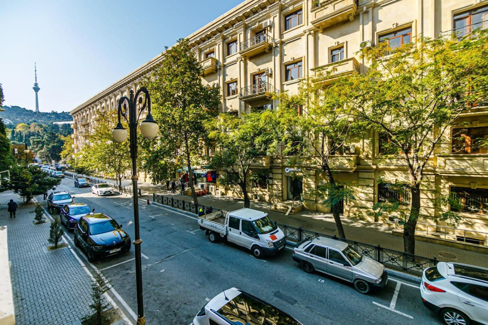 Azneft Square Deluxe Apartment