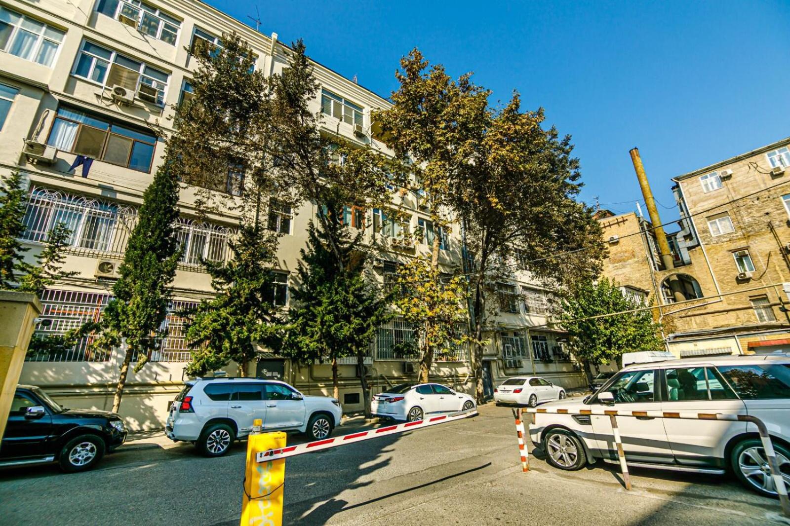 Azneft Square Deluxe Apartment