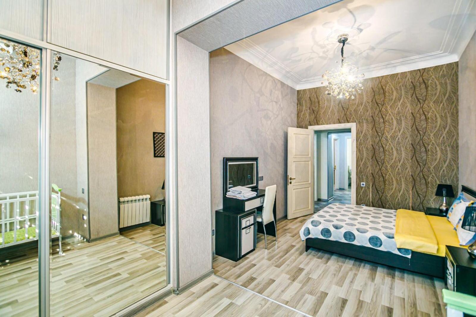Azneft Square Deluxe Apartment