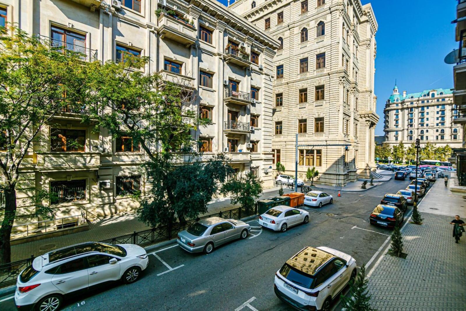 Azneft Square Deluxe Apartment