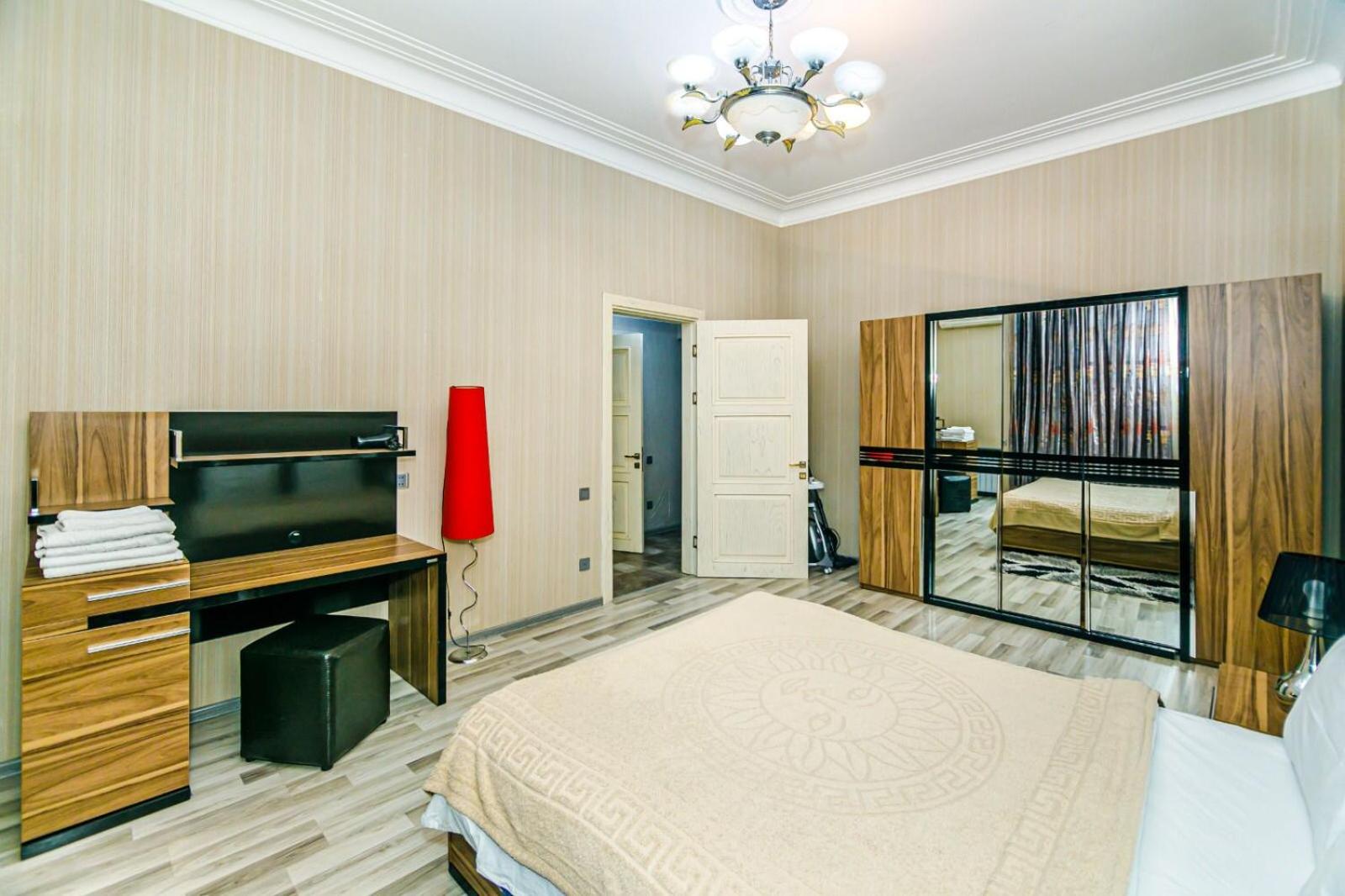 Azneft Square Deluxe Apartment