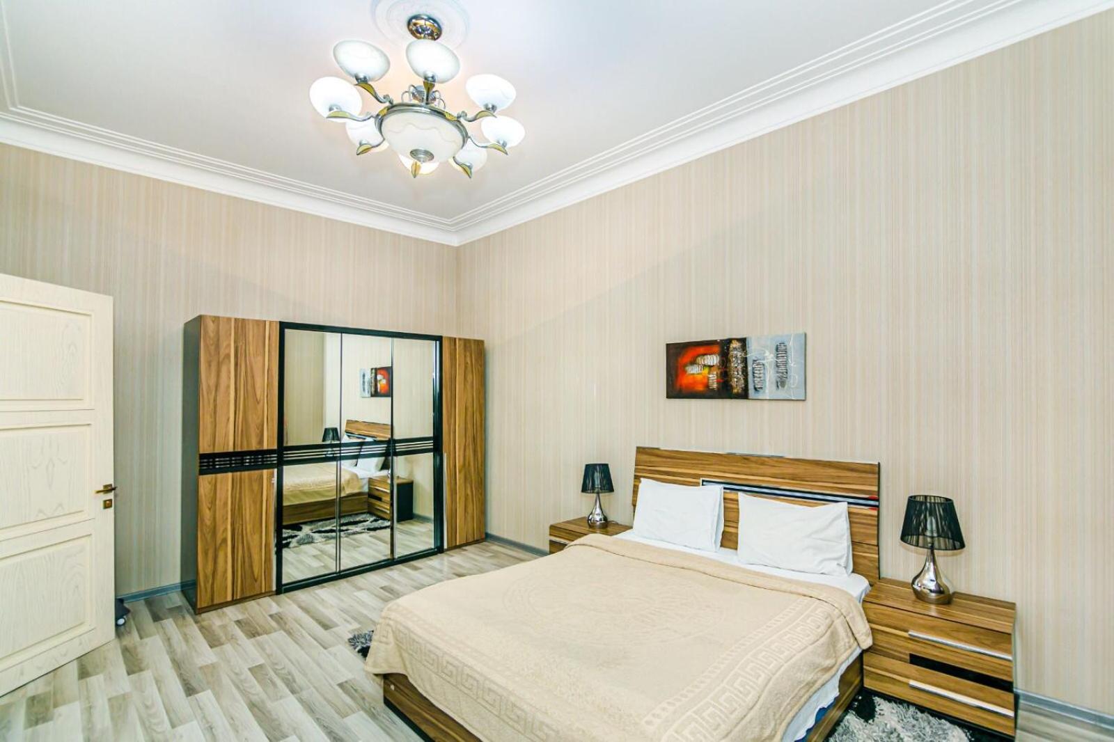 Azneft Square Deluxe Apartment