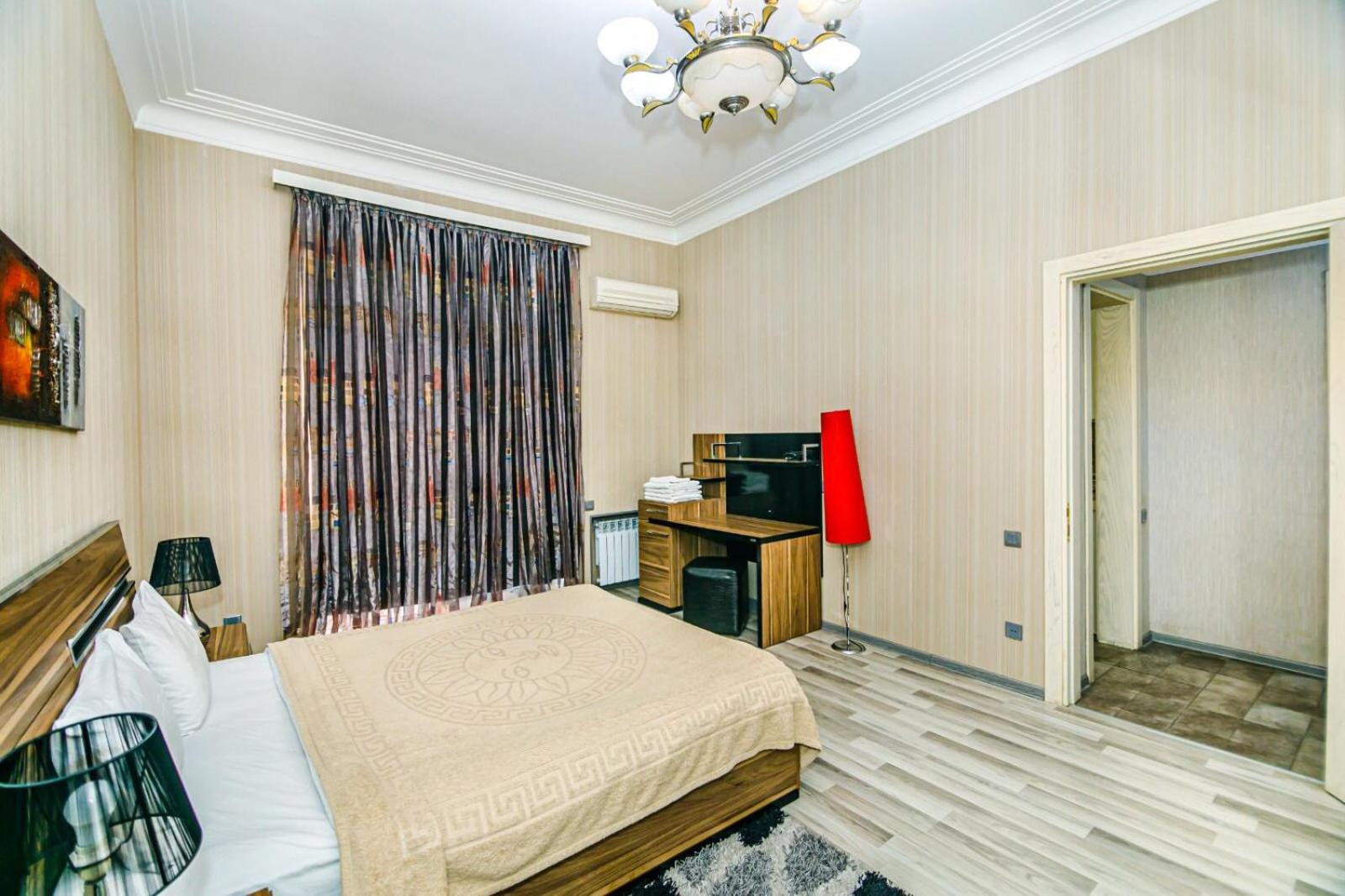Azneft Square Deluxe Apartment