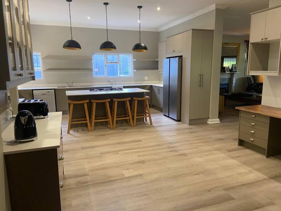 Solar Entertainers dream on Constantia wineroute