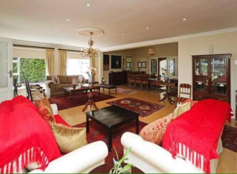 Solar Entertainers dream on Constantia wineroute